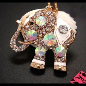 💗💗 Betsey Johnson crystal elephant necklace 💗💗